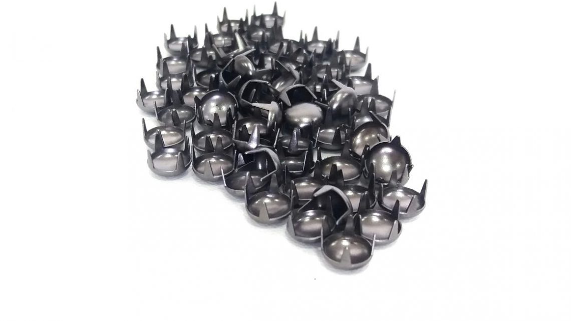 Descubra o que são tachinhas cravos para roupas?